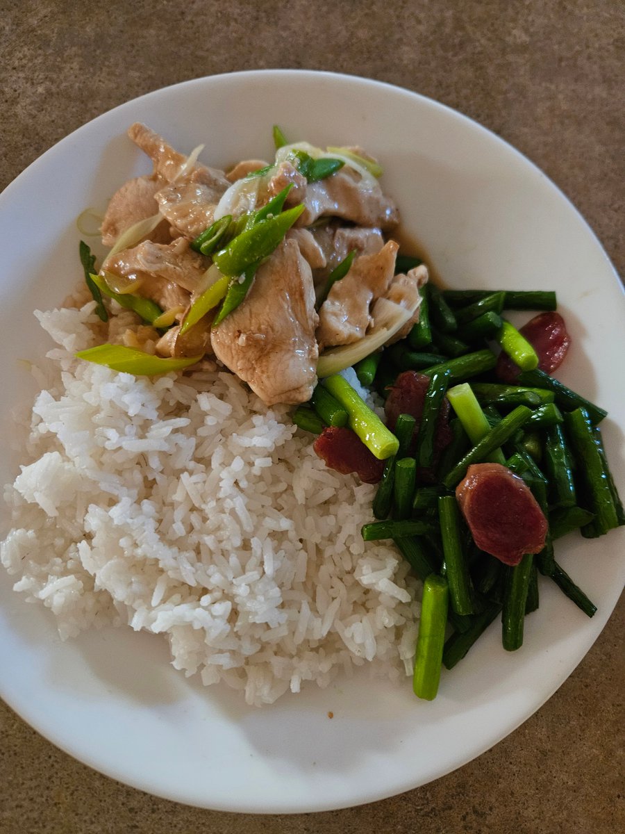 SoonLeeNZ's tweet photo. Rice. Garlic scape stirfried with Chinese sausage. Chicken with ginger, garlic, oyster sauce & garnished with spring onion. .#cookingDiary #kai #food🍜 🍽️ https://t.co/znqPhuLcTG