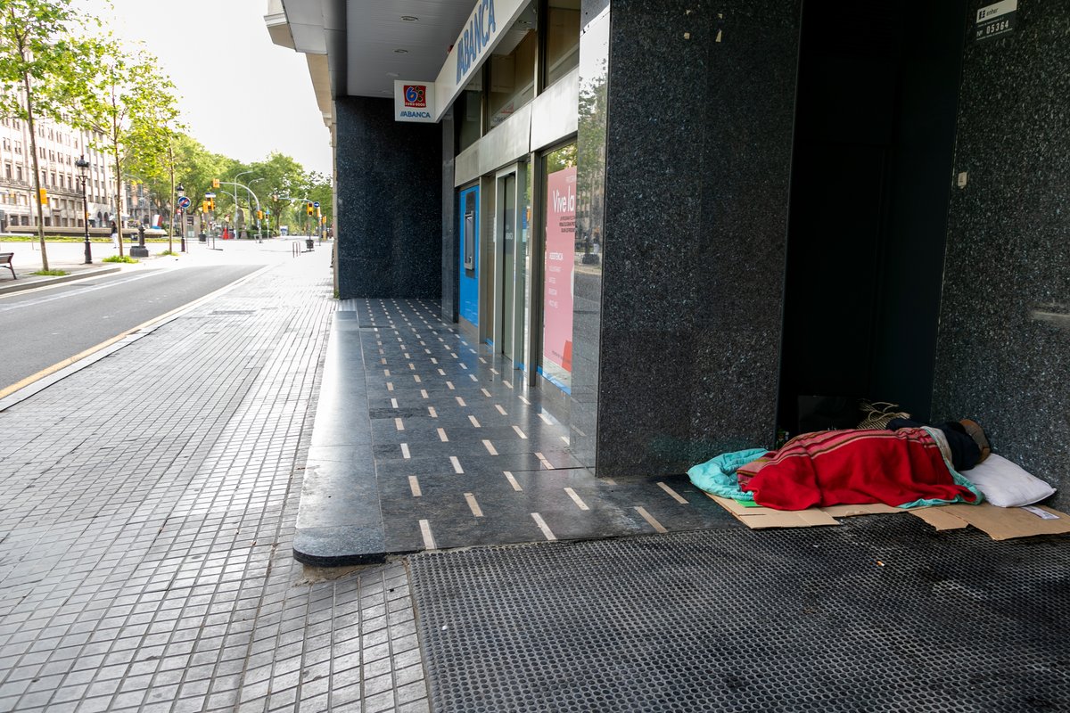 Et proposem aturar la mirada i perdre la por d’apropar-te a les persones que viuen al carrer. T’imagines saludar-les cada matí pel seu nom? El teu gest pot marcar la diferència per millorar la seva situació.

arrelsfundacio.org/persones-sense…