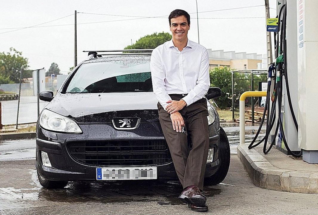 🇪🇸 | El Mundo desvela que Sánchez no viajaba en realidad en el Peugeot con la banda hoy imputada (Koldo, Ábalos y Santos Cerdán) cuando afirmaba recorrer España para recuperar el liderazgo del PSOE. Lo hacía en un monovolumen con chófer.