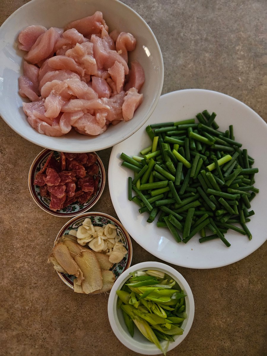 SoonLeeNZ's tweet photo. Rice. Garlic scape stirfried with Chinese sausage. Chicken with ginger, garlic, oyster sauce & garnished with spring onion. .#cookingDiary #kai #food🍜 🍽️ https://t.co/znqPhuLcTG
