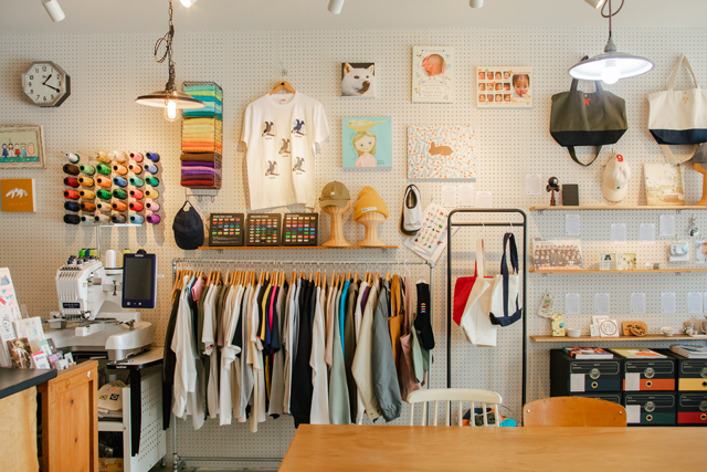 ＼⚓SURIMACCA＋のお店紹介🎡／

長崎県佐世保市にある『manto』さん。
ユニフォームやチームウェアのマークや刺繍を、もっと身近に楽しめる場所です。
オリジナルグッズの販売も行っています〇

manto
〒857-0877
長崎県佐世保市万津町2-9
WEB：x.gd/EZ9ks