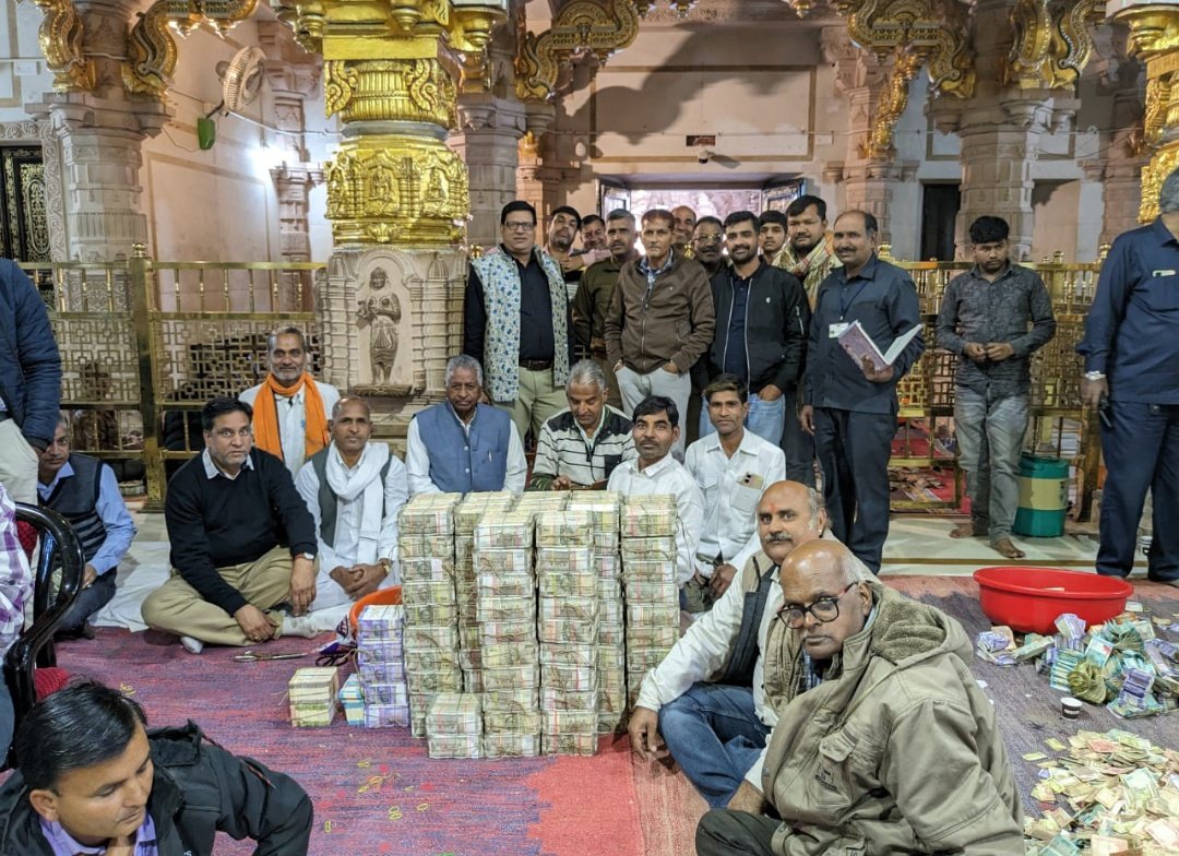 अगर मंदिरों में अरबों का चढ़ावा आता है तो फिर आसपास की बस्तियों में भूख, बीमारी और शिक्षा की कमी क्यों है? क्या भगवान को पैसे चाहिए या गरीबों को रोटी, दवा और किताबें? जब किसी भी धर्म या ईश्वर ने कभी सोने की मांग नहीं की, तो फिर मंदिरों की दीवारें सोने से क्यों जड़ी हैं और स्कूल
