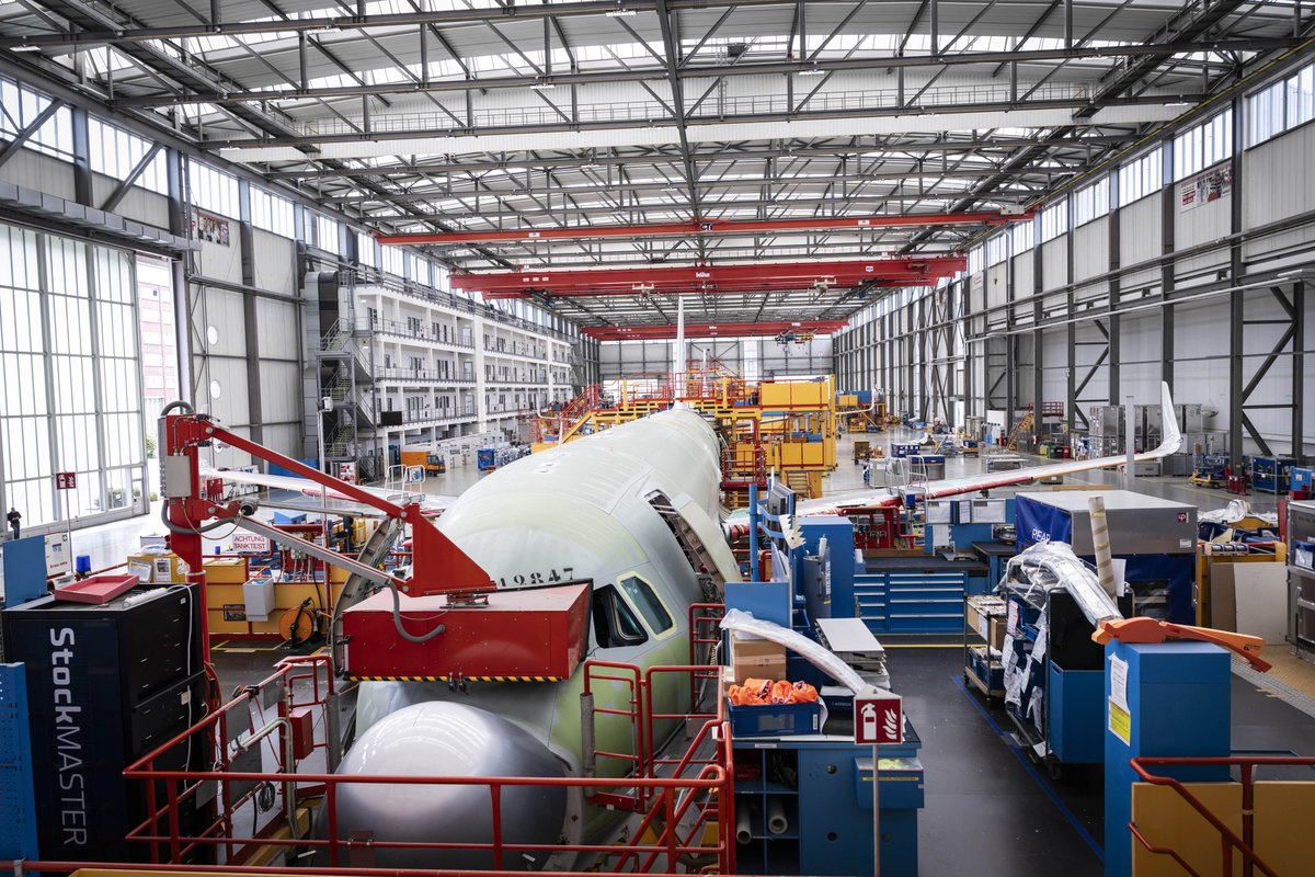 (2/3) Der internationale Wettbewerb in der Luftfahrt ist hart. Betriebskosten &amp;  Effizienz sind entscheidend &amp; die Dekarbonisierung stellt die Industrie vor Herausforderungen. Gestern machten sich Bundeswirtschaftsministerin Reiche &amp; <a href="/christophploss/">Christoph Ploß 🇩🇪🇺🇦</a>  bei Airbus ein Bild der Lage.