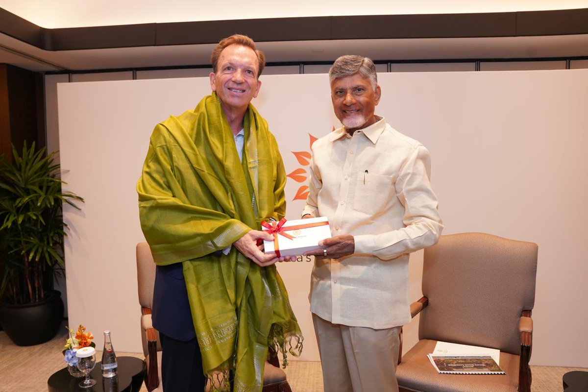 Knowledgeofap's tweet image. చంద్రబాబు సింగపూర్ పర్యటన – నాలుగో రోజు హైలైట్స్

సీఎం చంద్రబాబు కెపిటాల్యాండ్, మందాయ్ వైల్డ్‌లైఫ్ గ్రూప్, సుమితోమో మిత్సుయ్, టెమసెక్ ప్రతినిధులతో భేటీ
అమరావతి, విశాఖ, తిరుపతుల్లో ఐటీ పార్కులు, డేటా సెంటర్లు, డిజిటల్ టౌన్‌షిప్స్‌పై చర్చలు
#SingaporeVisit #Chandrababu #InvestInAP