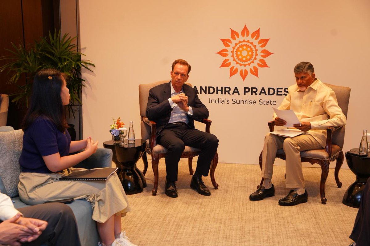 Knowledgeofap's tweet image. చంద్రబాబు సింగపూర్ పర్యటన – నాలుగో రోజు హైలైట్స్

సీఎం చంద్రబాబు కెపిటాల్యాండ్, మందాయ్ వైల్డ్‌లైఫ్ గ్రూప్, సుమితోమో మిత్సుయ్, టెమసెక్ ప్రతినిధులతో భేటీ
అమరావతి, విశాఖ, తిరుపతుల్లో ఐటీ పార్కులు, డేటా సెంటర్లు, డిజిటల్ టౌన్‌షిప్స్‌పై చర్చలు
#SingaporeVisit #Chandrababu #InvestInAP