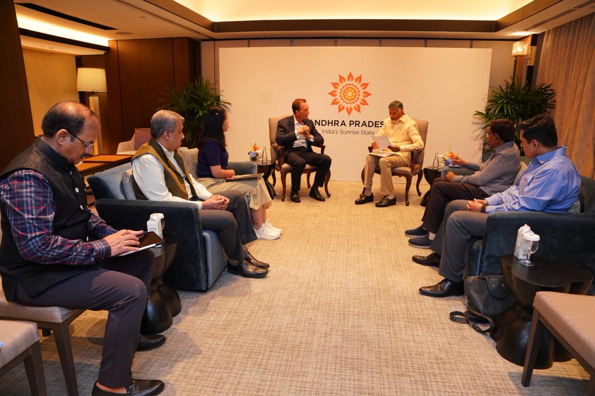 Knowledgeofap's tweet image. చంద్రబాబు సింగపూర్ పర్యటన – నాలుగో రోజు హైలైట్స్

సీఎం చంద్రబాబు కెపిటాల్యాండ్, మందాయ్ వైల్డ్‌లైఫ్ గ్రూప్, సుమితోమో మిత్సుయ్, టెమసెక్ ప్రతినిధులతో భేటీ
అమరావతి, విశాఖ, తిరుపతుల్లో ఐటీ పార్కులు, డేటా సెంటర్లు, డిజిటల్ టౌన్‌షిప్స్‌పై చర్చలు
#SingaporeVisit #Chandrababu #InvestInAP