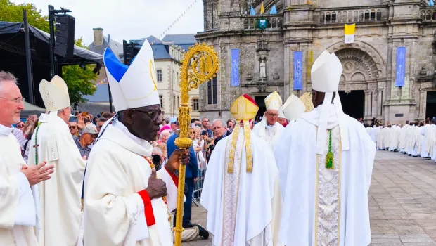 À Sainte-Anne-d’Auray, le Cardinal Sarah n’a pas parlé à la France, il a parlé pour elle.
« Ne profane pas ! »
Un cri d’âme, un souffle prophétique, une secousse spirituelle.
➡️ L’analyse magistrale de <a href="/DesbansXavier/">DESBANS FRANCOIS-XAVIER</a> en commentaire 👇
#CardinalSarah #Liturgie #France