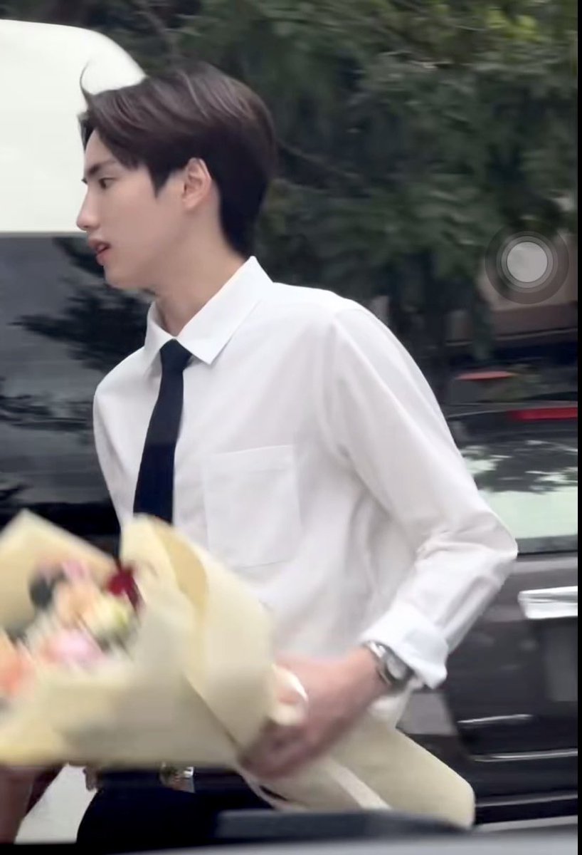 warabikomochi's tweet image. โห แล้วเดินแต่งตัวเนี้ยบข้อมือใส่นาฬิกาหรู ถือช่อดอกไม้มา จะมีเซอร์ไพรซ์ขอใครเป็นแฟนปะเนี่ย