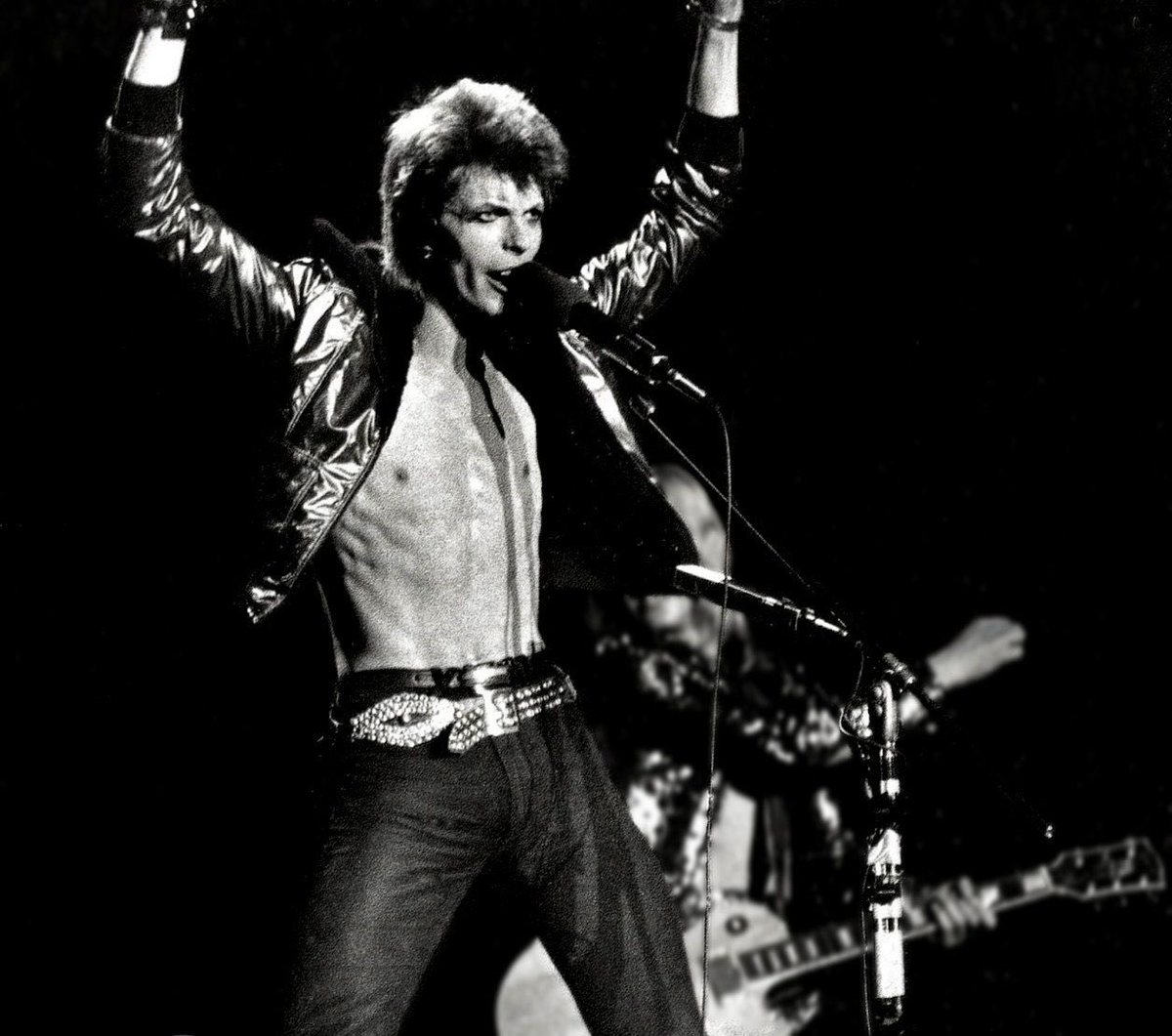 This week in 2008, Live Santa Monica ‘72 by David Bowie was officially released. It had originally been broadcast in 1972 by KMET-FM in America. Bowie said “I’m totally into being Ziggy by this stage. It’s no longer an act” #DavidBowie #ZiggyStardust