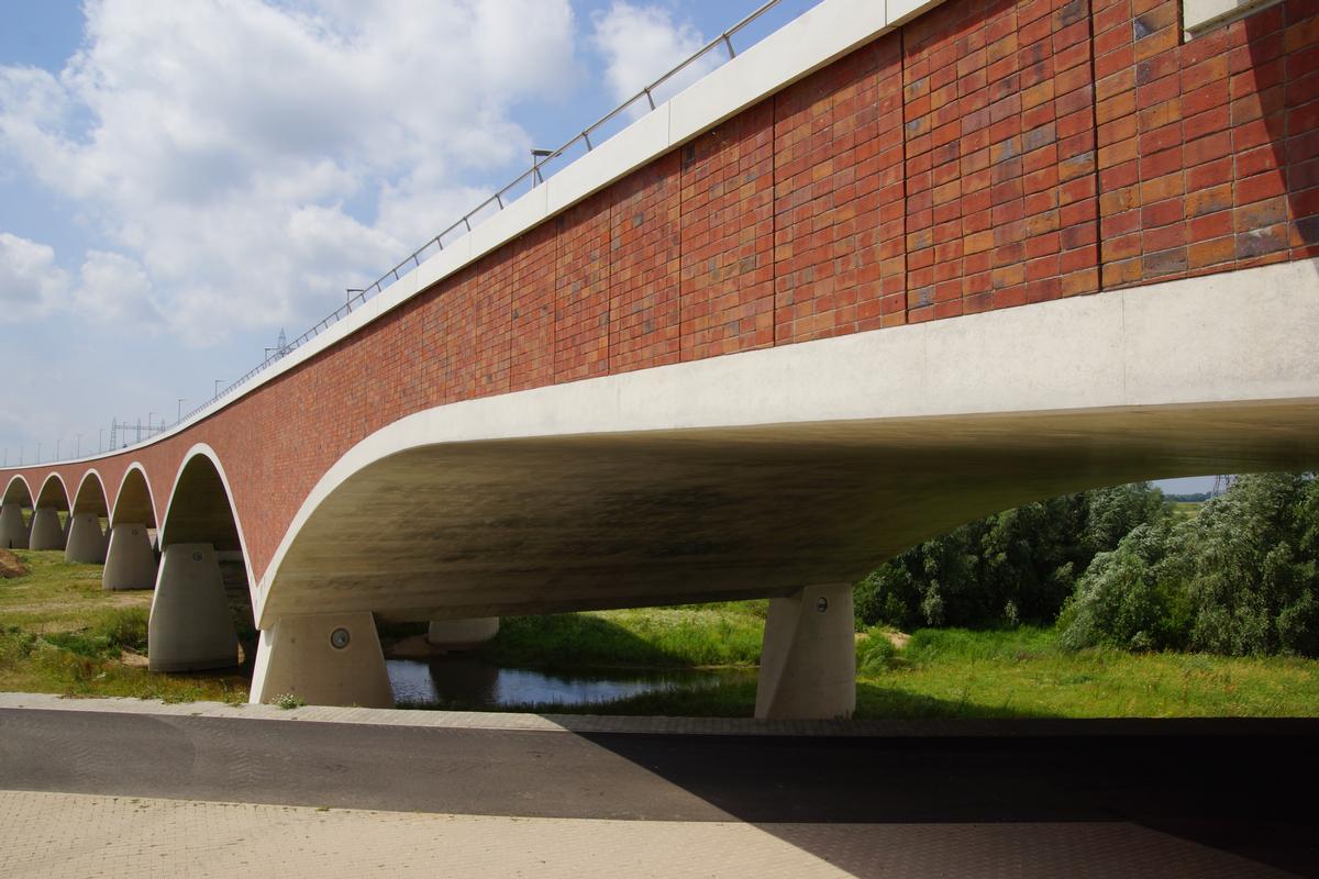 ⭕ En coche, bici o andando. Tú decides como cruzarlo

Puente " De Oversteek" | 2️⃣0️⃣1️⃣3️⃣ | Países Bajos | Ney Poulissen Architects &amp; Engineers

#MiercolesEnladrillado #arquitectura #architecture #archilovers #diseño #design