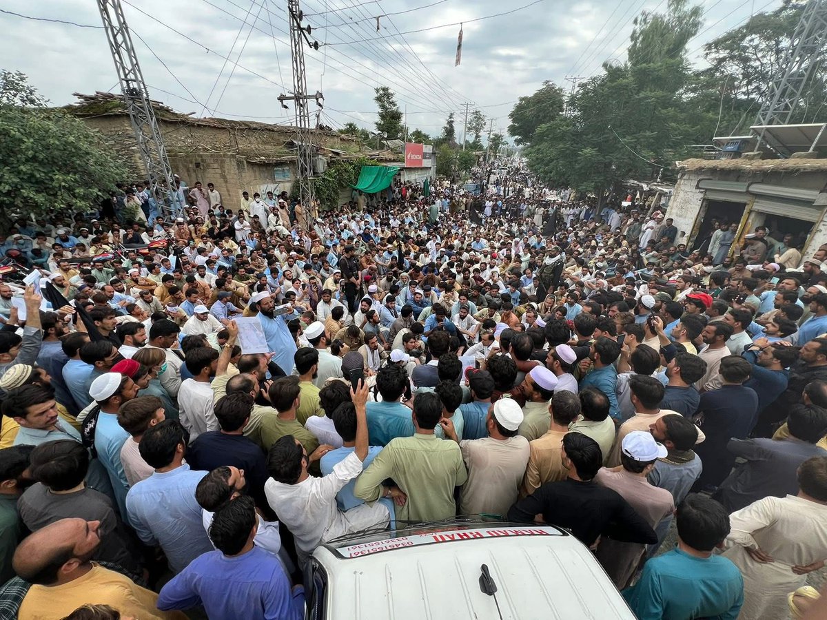 IqbalAfridiPTI's tweet image. باجوڑ عمری چوک میں کل ہونے والے غیر اعلانیہ اپریشن کیخلاف عوام جمع ہورہے ہیں۔
#wewantpeace 
#WeWantPeaceNotWar