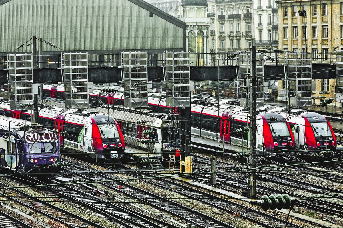 Les quais ouest de =>#Paris =>#gareSaintLazare à une heure de pointe : =>#VB2N, =>#Z6400 et =>#Z50000, autant de rames aux couleurs forcées.
Photo de l'AFP publiée en 10-18, source : lnc.nc (site néocalédonien).