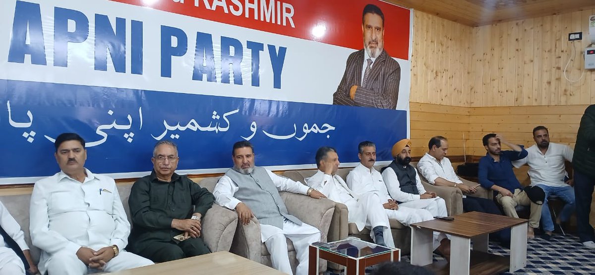 KNS (@knskashmir) on Twitter photo #KNSUPDATE || DDC Tral Dr. Harbaksh Singh, along with several associates, joined the Jammu & Kashmir Apni Party in the presence of party president Syed Altaf Bukhari today.
<a href="/Apnipartyonline/">J&K Apni Party</a> #KNSUPDATE || DDC Tral Dr. Harbaksh Singh, along with several associates, joined the Jammu & Kashmir Apni Party in the presence of party president Syed Altaf Bukhari today.
<a href="/Apnipartyonline/">J&K Apni Party</a>