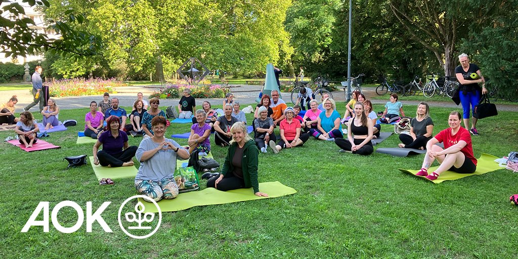 Noch bis zum 26.08.25 kann man die beliebte Yogaschule der #AOKSachsenAnhalt nutzen. Viele Interessierte sind dabei - wie hier im Stadtpark Dessau-Roßlau, nähe Sonnenuhr dienstags ab 18:00 Uhr.
Dabei kann gemeinsam im Freien aktiv entspannt werden mit viel Spaß.💚
