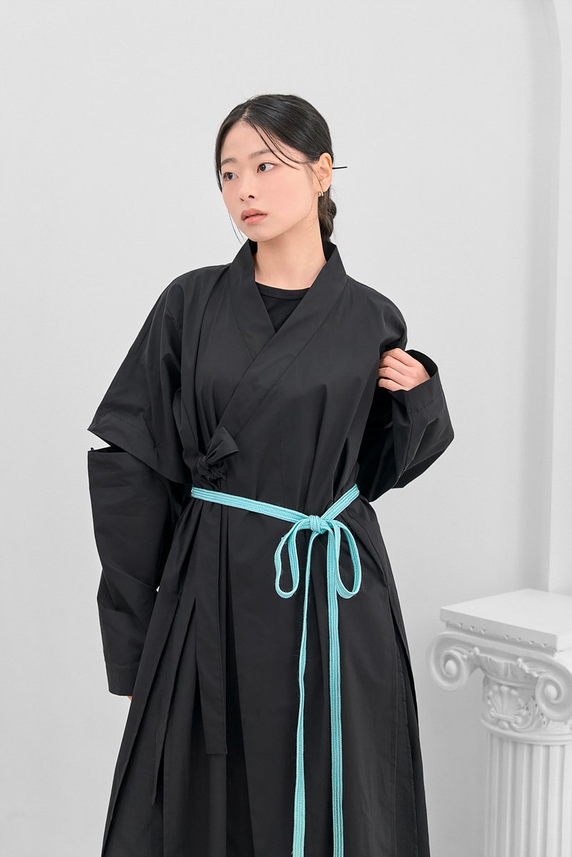 dareawon0502's tweet image. 123cm의 긴 기장으로 고아한 자태를 자랑하는 &amp;lt;흑호 소창의&amp;gt;입니다. 부드러운 어깨선과 넉넉한 소매가 입는 이의 발걸음에 깊은 여운을 남겨줍니다.

산군을 연상케하는 절제되고 날카로운 실루엣의 흑호 소창의는 아래 링크와 &amp;lt;한복상점 b30 부스&amp;gt;에서 만나볼 수 있습니다
m.site.naver.com/1NETY