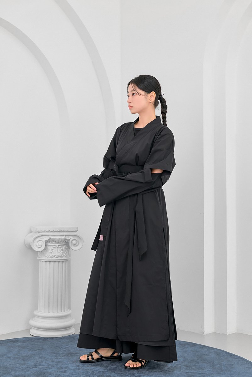 dareawon0502's tweet image. 123cm의 긴 기장으로 고아한 자태를 자랑하는 &amp;lt;흑호 소창의&amp;gt;입니다. 부드러운 어깨선과 넉넉한 소매가 입는 이의 발걸음에 깊은 여운을 남겨줍니다.

산군을 연상케하는 절제되고 날카로운 실루엣의 흑호 소창의는 아래 링크와 &amp;lt;한복상점 b30 부스&amp;gt;에서 만나볼 수 있습니다
m.site.naver.com/1NETY