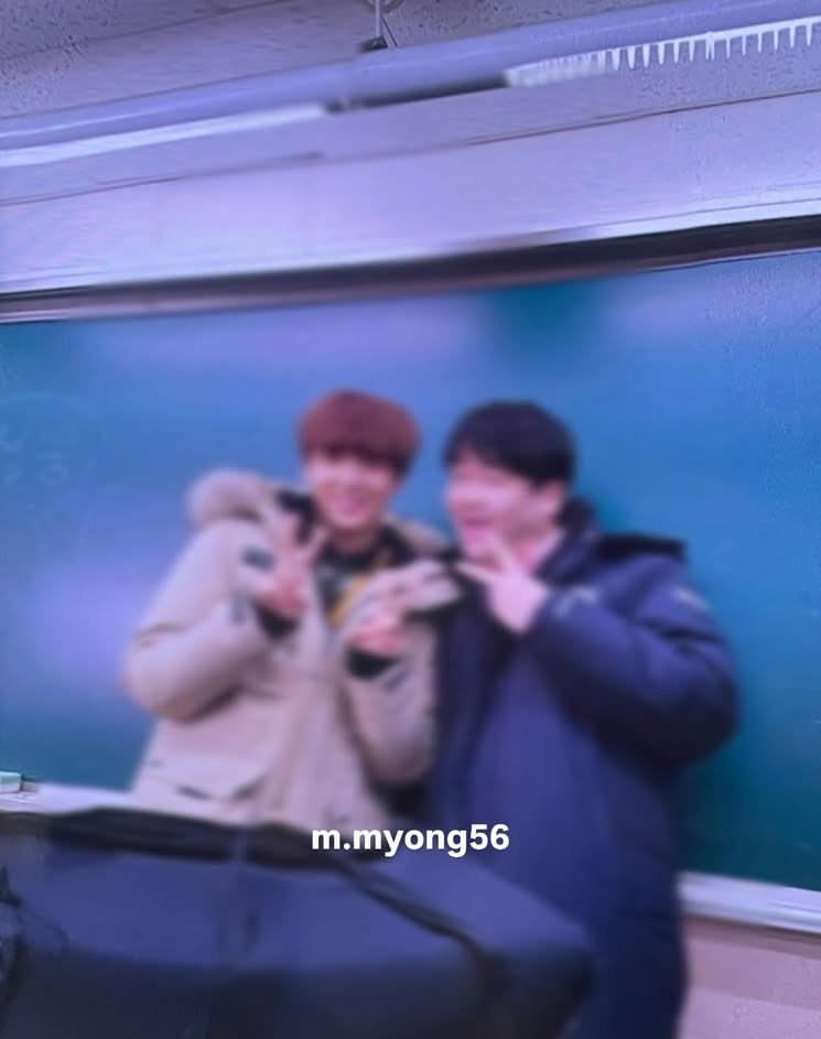 omg op shared a story about donghyuck and his vocal coach 🥹
the coach said donghyuck is a really lovable kid 🥹💗

trans :
"just randomly remembered this story from my study trip to korea last year.
our vocal coach asked us who our fave idol was, and we said nct.
then he