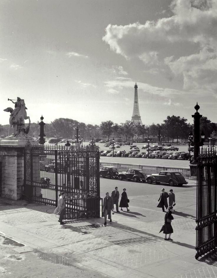 Bonjour. 😊

📸 Kees Scherer. 
La Tour Eiffel vue des Tuileries 
c.1956. Paris