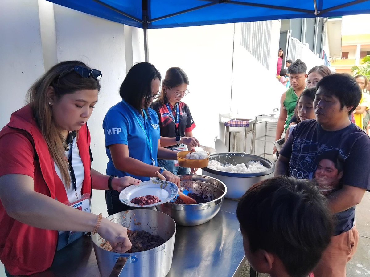 UNPhilippines's tweet photo. Hot meals, swift action. 🥣🚚

Thank you @dswdserves for bringing the @WFP co-designed #MobileKitchen to Baguio. 

With @WFP_Philippines, you're ensuring effective food delivery through a joint operational guidebook.

Your teamwork ensures no one goes hungry during emergencies🙌 https://t.co/WrDFQ18DaZ