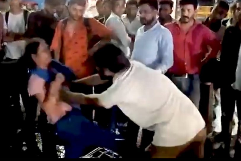 "पुलिस को बुलाओ... चाचा पुलिस क्यों नहीं बुला रहे आप? भैया पुलिस क्यों नहीं बुलाई जा रही?"

यह दोनों पति-पत्नी हैं। पत्नी का किसी लड़के से अफेयर था और पति ने उसे रंगे हाथ पकड़ लिया। बेशर्मी की इंतहा देखिए कि लड़की को अपनी गलती का कोई मलाल नहीं और उल्टा पति को ही मारने लगी।

तब