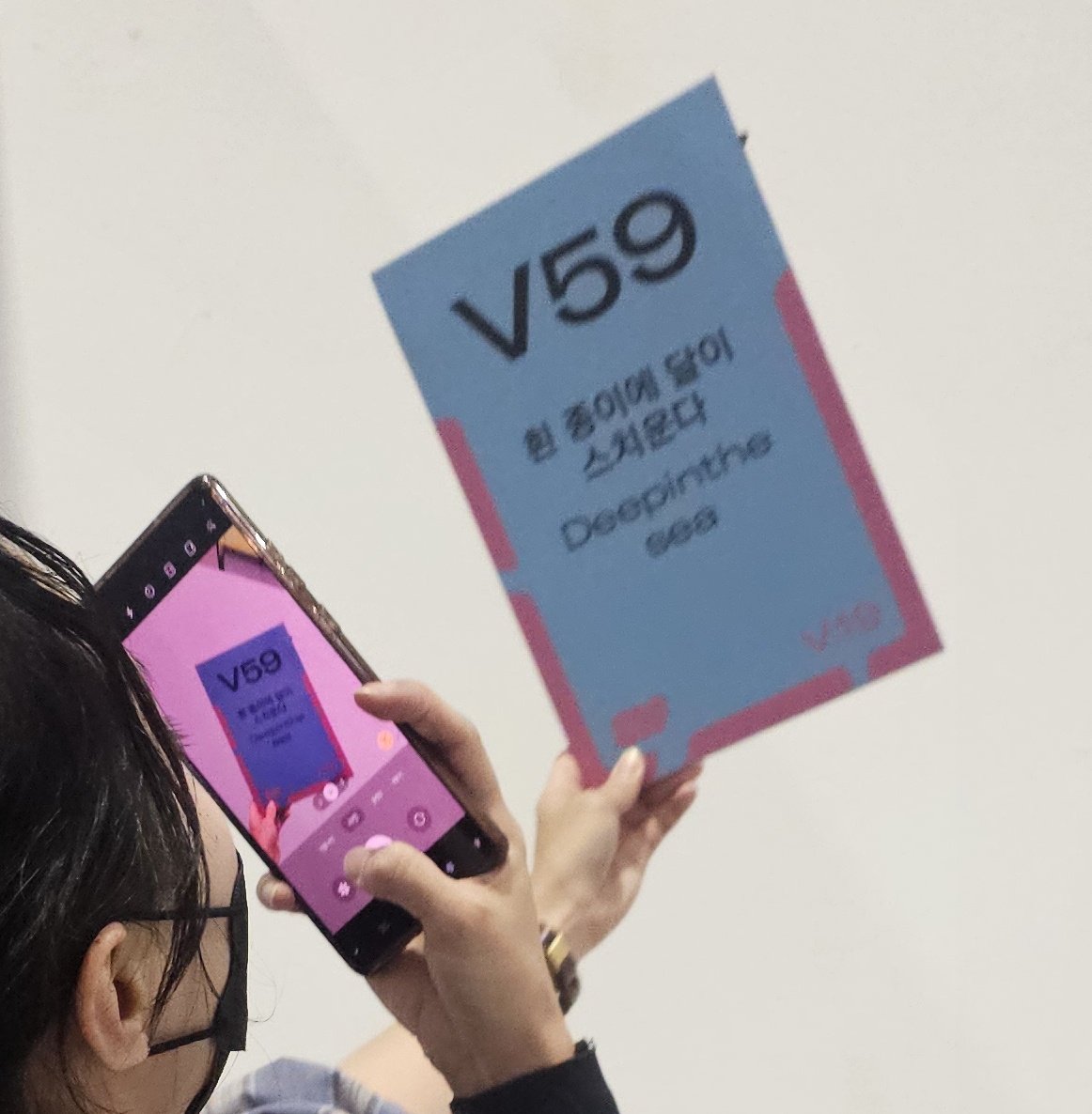 드디어 유심을 바꿨다
있는 거 다 털렸길래 공개 외양간 늦게나마 문 닫으러 갔는데 "유심 말고 휴대폰도 바꾸셔야 할 것 같아요. 빨 개 요. … 아시죠?" 하셨다 … 😊

⬇️ 맞아요 빨 개 요 •••