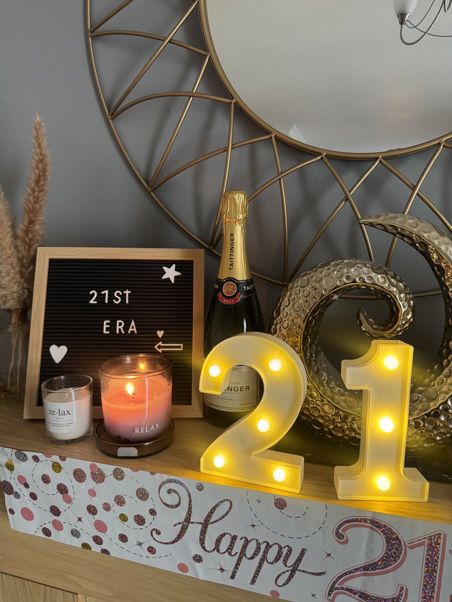 MissCJPrice's tweet image. It’s my 21st birthday today ✨ Beyond grateful to be living my dream as a primary teacher before even turning 21 💛#TeacherLife  #DreamJob #NQT #ect