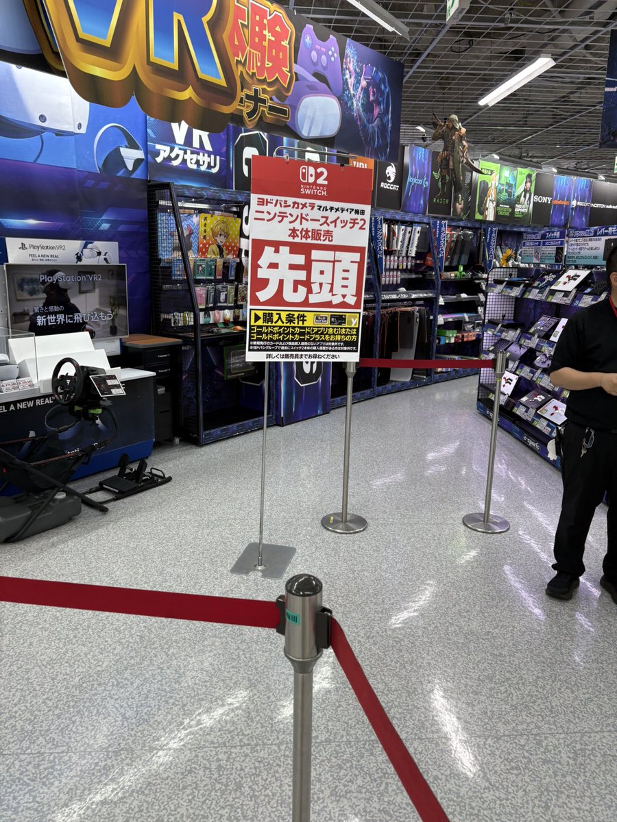wisper_wis's tweet photo. ヨドバシ梅田switch2販売中
#ヨドバシカメラ 
#梅田 
#Switch2 https://t.co/m9pGLcMyfG