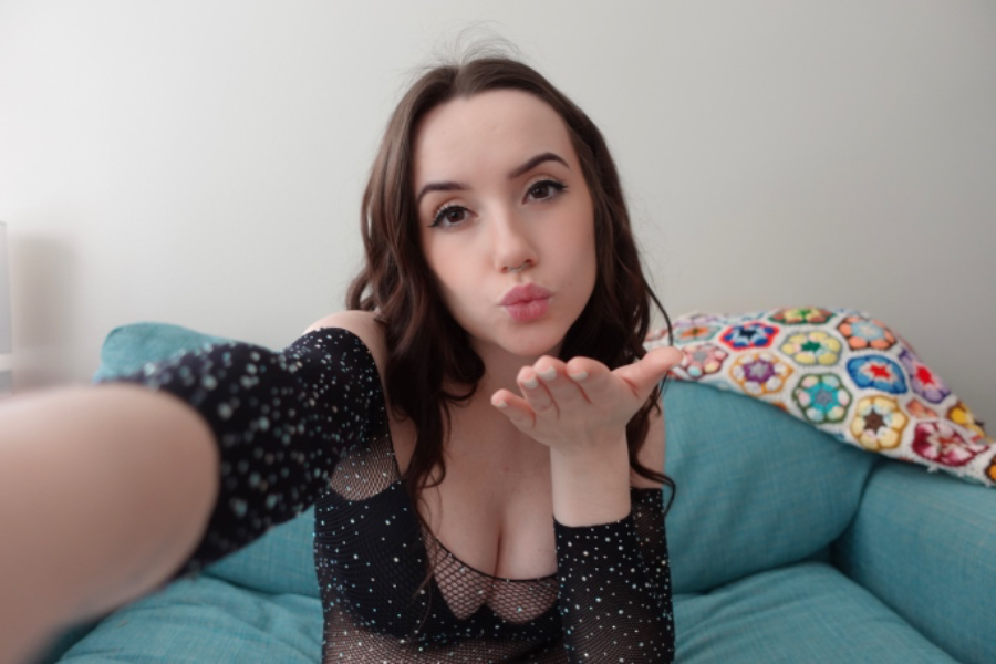 Throne boys!! Don’t forget to treat me to show me you care 🤍🌷 throne.com/goddessmaybaby…