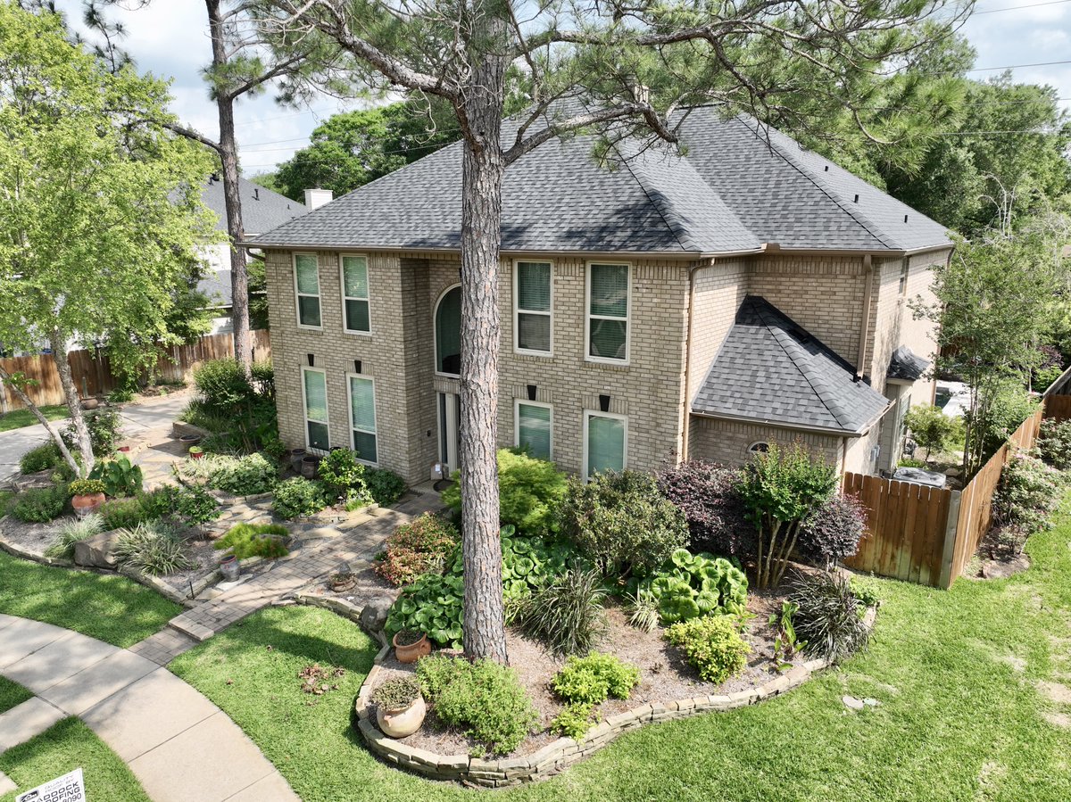 CraddockRoofing's tweet photo. We're excited to announce that Craddock Roofing is now certified in Houston! Trust ur home to our experienced team of roofing professionals who understand your needs &amp; deliver quality results.

#HoustonRoofing #CraddockRoofing #RoofingExperts #HomeImprovement #QualityRoofing https://t.co/UVx1DUjLNk