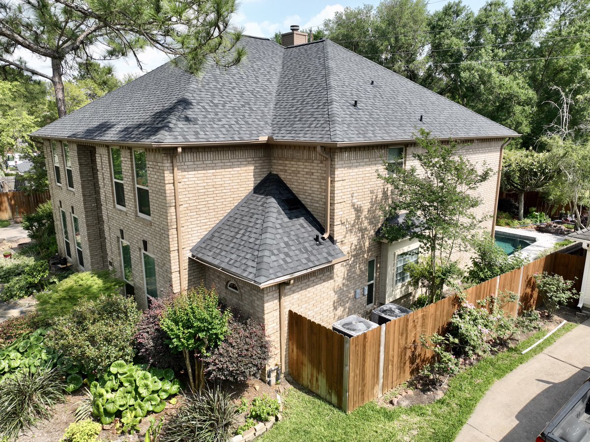 CraddockRoofing's tweet photo. We're excited to announce that Craddock Roofing is now certified in Houston! Trust ur home to our experienced team of roofing professionals who understand your needs &amp; deliver quality results.

#HoustonRoofing #CraddockRoofing #RoofingExperts #HomeImprovement #QualityRoofing https://t.co/UVx1DUjLNk