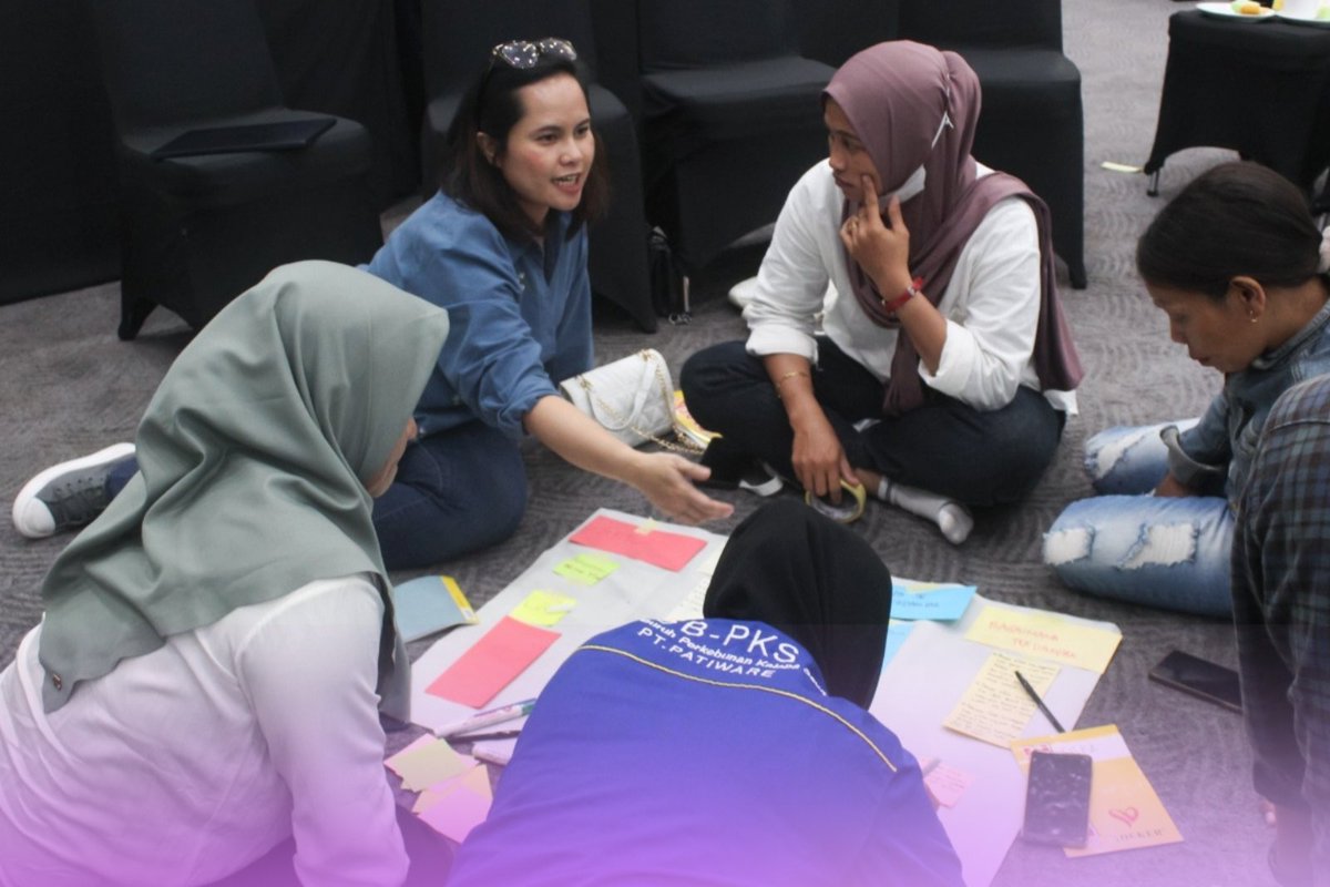 LinkARBorneo's tweet photo. #buruhsawit merupakan penopang ekonomi Indonesia, namun  upah, kondisi kerja &amp; kepastian kerjanya tidak baik2 saja. 🌴🌴🏭🏭

Serikat buruh: instrumen utama #transisiyangadil  bagi buruh.  URGENT mempersiapkan kepemimpinan serikat buruh muda &amp; perempuan masa depan. #BisnisdanHAM https://t.co/J9StDw3xcn