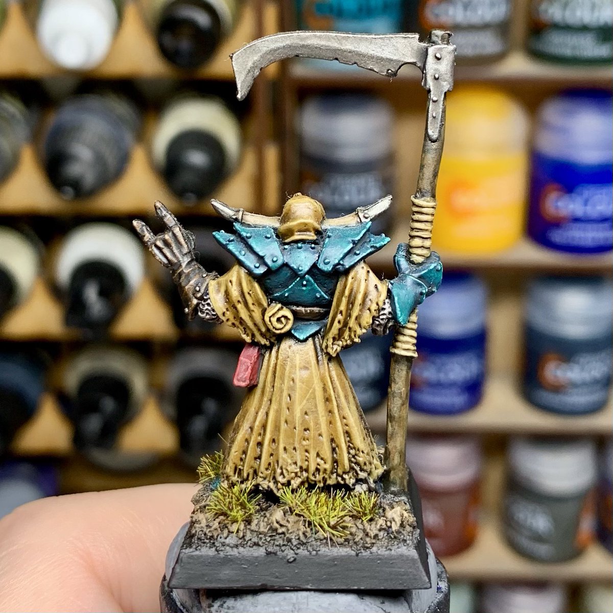 Next up in my flurry of basing Oldhammer models! This Chaos Warrior always stood out as an awesome mini for me!

#oldhammer #warhammercommunity #theoldworld #warhammerfantasy #paintingwarhammer #nurgle