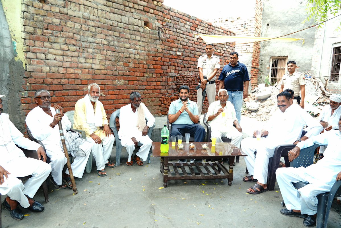 तीज के पावन अवसर पर मेरी जन्मभूमि पेटवाड़ में वाल्मीकि समाज के भाइयों के बीच समय बिताने का सौभाग्य मिला।

इस दौरान सभी को तीज पर्व की हार्दिक शुभकामनाएं प्रेषित की। ऐसे पावन पर्व हमारे समाज को जोड़ते हैं, और आप सभी का स्नेह और अपनापन ही मेरी सबसे बड़ी पूंजी है।

#नारनौंद_का_जस्सी