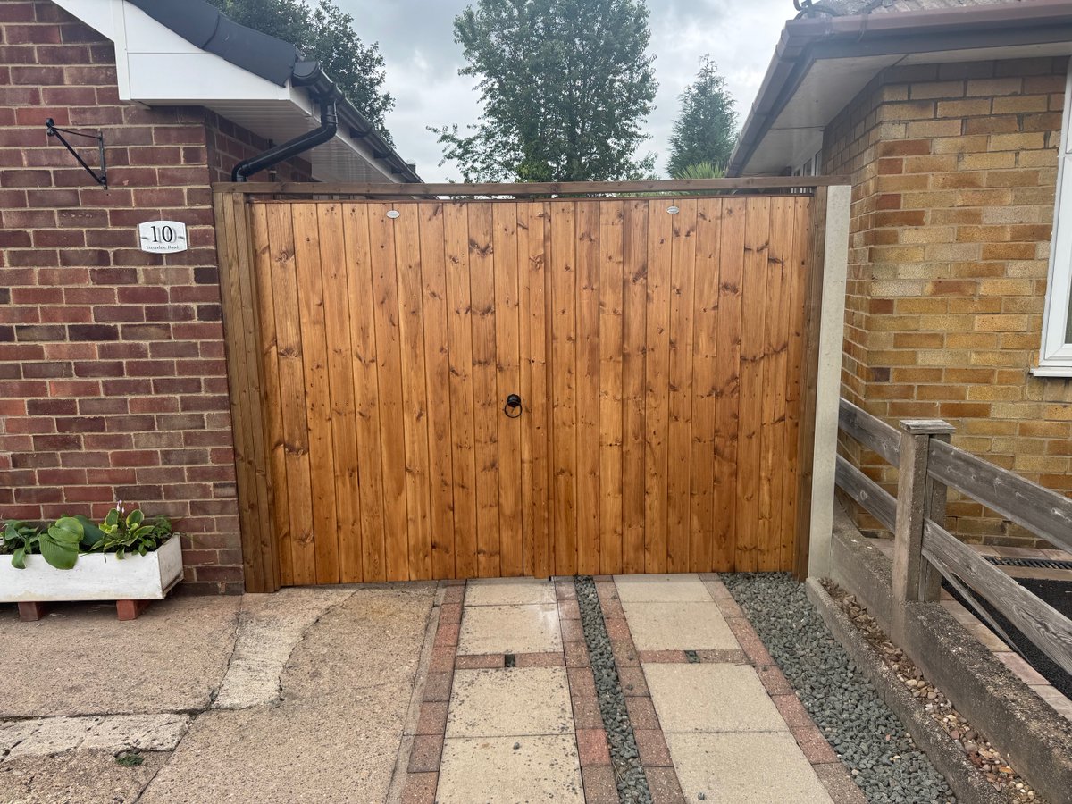 lefencing's tweet image. 6ft high matchboard gates fitted yesterday. All our gates are made with 95 x 34 redwood framing and 113 x 14 redwood matchboard (finished sizes) treated with a spirit and solvent based preservative. lefs.co.uk