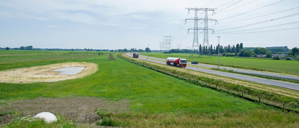 De Nieuwe Warande werd in 1757 aangelegd door de heer van Tilburg en Goirle, de graaf van Hogendorp, in het gebied dat later bekend was als de Rauwbraken. Na verkoop kwam het bos in bezit van de families Suijs en Van de Mortel. Meer weten? bit.ly/Wikiwoensdag-2…