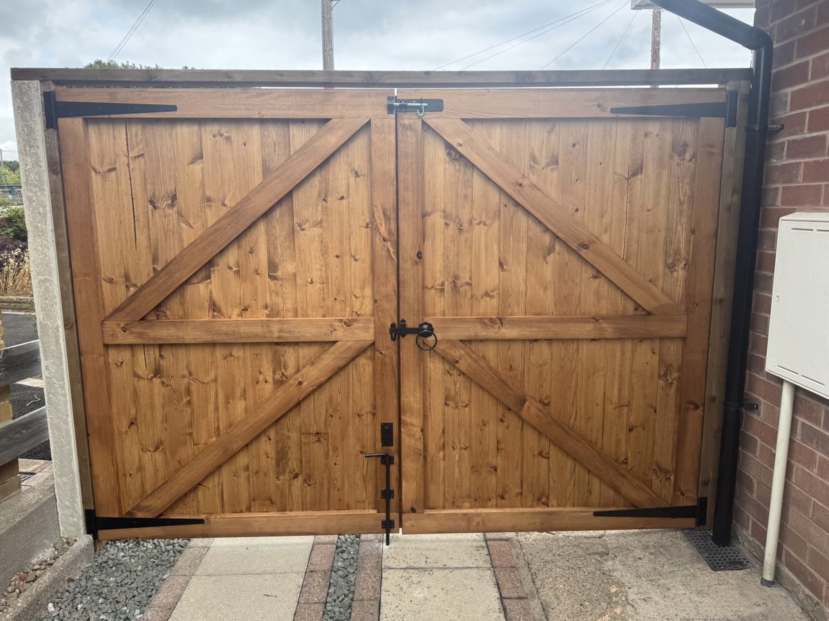 lefencing's tweet image. 6ft high matchboard gates fitted yesterday. All our gates are made with 95 x 34 redwood framing and 113 x 14 redwood matchboard (finished sizes) treated with a spirit and solvent based preservative. lefs.co.uk