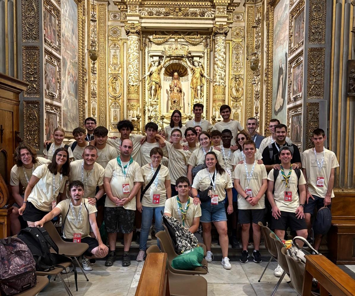 Els joves del #bisbatsolsona davant la plaça de Sant Pere del Vaticà i a l'església de Santa Maria in Montserrato continuant el Jubileu!
