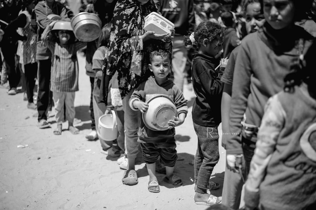 EngMoh1289's tweet image. Life in Gaza today… 🇵🇸
The queue knows no mercy,
no childhood,
no fear...
In it, all are equal before the bread.
In it, the elders fall,
and the children are buried—while still standing.
#Gaza #BreadLine #HumanDignity #UnderSiege #Palestine