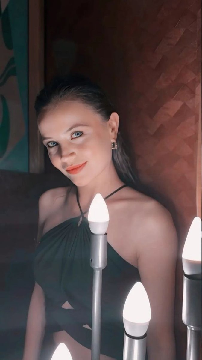 Sen hep mutlu ol çiçeğim her şey gönlünce sana layık olsun.. Bizim tek odağımız sen gerisi boş  seviliyorsun..✨️🤍

#YağmurYüksel