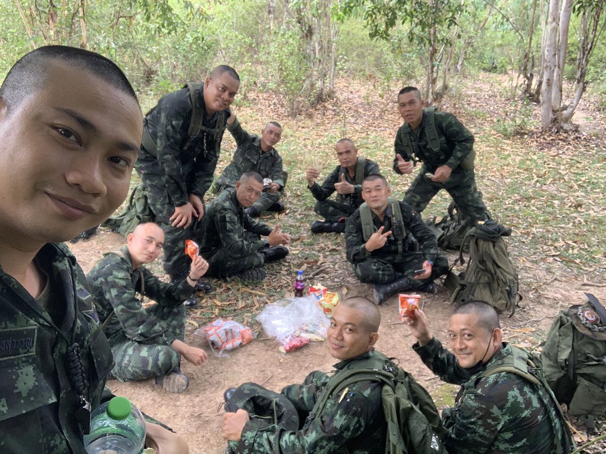 SatitJay1991's tweet photo. ทีมงาน มว.4 ร้อย.2 ชุดที่ 10 ทีมงานสายแข็ง ทีมงานคุณภาพ หรรษาทีม บู้ หมุน ฮา ครบทุกรสชาติจริงๆทีมงานนี้ 😁😝
หน.นร. , หน.ร้อย. , หน.มว. , ฝอ.4 ครบเลย 😅😅
#OTC52💂🏾♂️⭐️🇹🇭
#อบรมเลื่อนฐานะ52🌟🌟
#ทีมงานคุณภาพ☠️😈⚔️
#สมัยอ้าย😎🤙 https://t.co/kzF3xon1oL