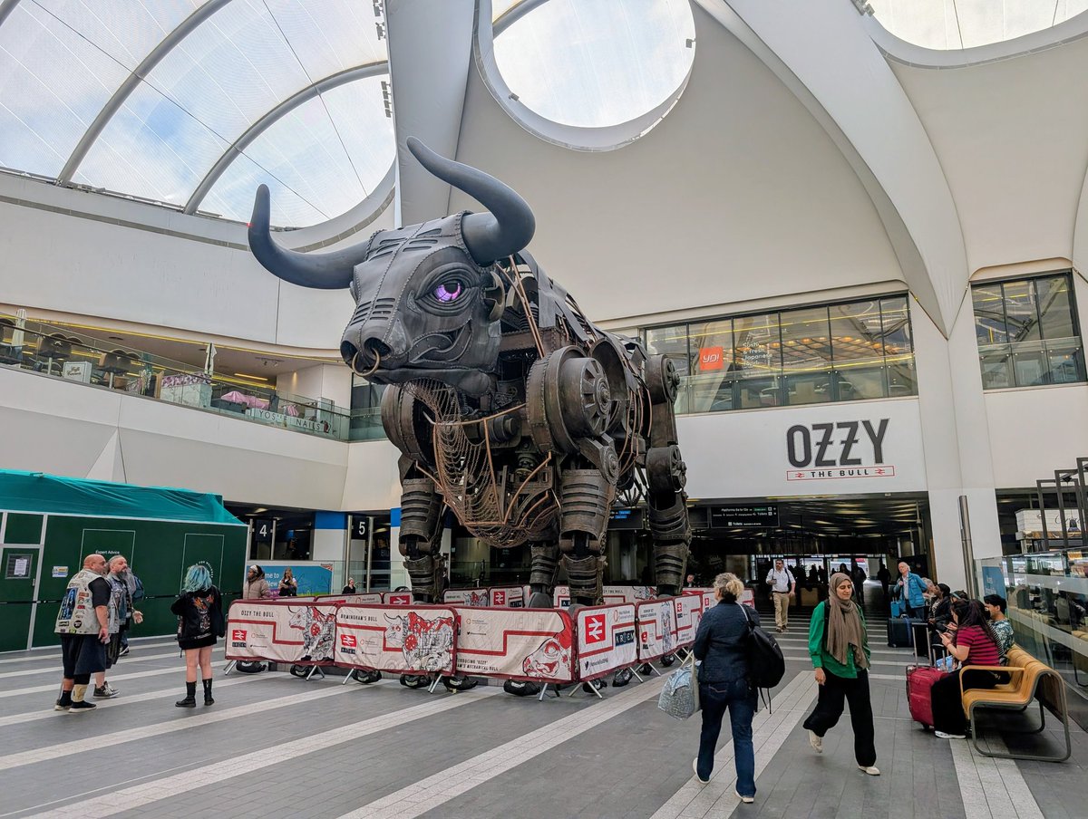 Brumpic's tweet image. Much love to everyone coming to town today, to pay their respects to the Prince of Darkness. #RIPOzzyOsbourne