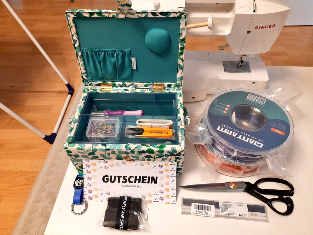 Könnt ihr euch vorstellen, dass ich heute geburtstag hab? Ich auch nicht, aber da waren plötzlich Geschenke auf dem Tisch. OwO