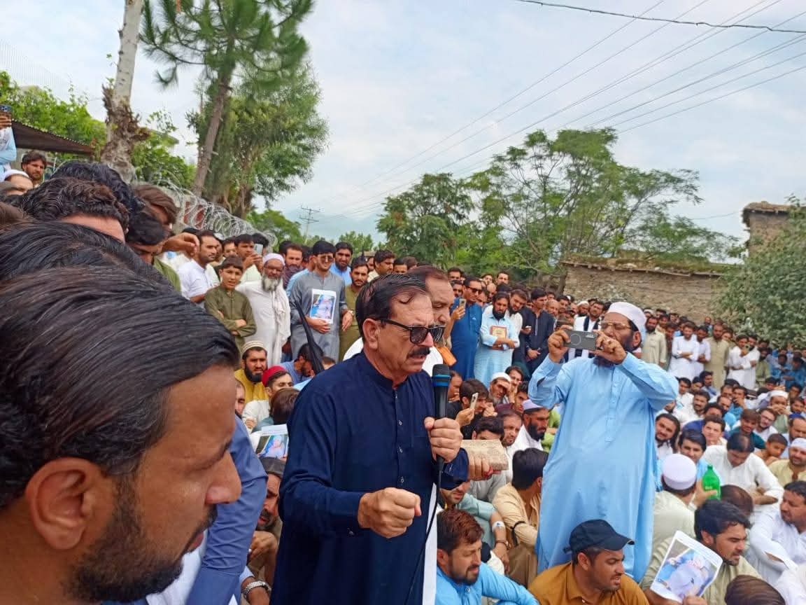 DrShahzad_'s tweet image. باجوڑ: کشیدہ حالات کے خلاف احتجاجی مظاہرہ جاری ہے، شرکاء نے ہاتھوں پر سیاہ پٹیاں باندھی ہیں اور سفید جھنڈوں کے ساتھ نکلے ہیں۔
احتجاج سے عوامی نیشنل پارٹی باجوڑ کے صدر گل افضل خطاب کر رہے ہیں۔

#Bajaur #WeWantPeace