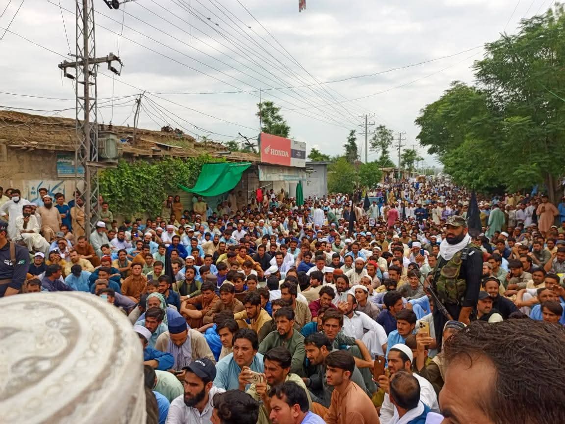 DrShahzad_'s tweet image. باجوڑ: کشیدہ حالات کے خلاف احتجاجی مظاہرہ جاری ہے، شرکاء نے ہاتھوں پر سیاہ پٹیاں باندھی ہیں اور سفید جھنڈوں کے ساتھ نکلے ہیں۔
احتجاج سے عوامی نیشنل پارٹی باجوڑ کے صدر گل افضل خطاب کر رہے ہیں۔

#Bajaur #WeWantPeace