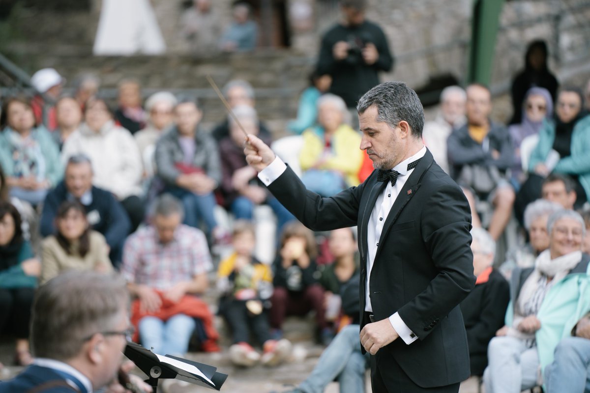 Dansàneu (@dansaneu) on Twitter photo 🎺 Magnífic vespre a Isil en homenatge al compositor Juli Garreta. Dues de les millors cobles del país, <a href="/CoblaSantJordi/">Cobla Sant Jordi - Ciutat de Barcelona</a> i <a href="/laLlobregat/">CoblaLaLlobregat</a> van interpretar un programa amb obres de Garreta i d'altres grans noms del patrimoni musical català. Un goig!
📸@rutssole
#Dansàneu25 🎺 Magnífic vespre a Isil en homenatge al compositor Juli Garreta. Dues de les millors cobles del país, <a href="/CoblaSantJordi/">Cobla Sant Jordi - Ciutat de Barcelona</a> i <a href="/laLlobregat/">CoblaLaLlobregat</a> van interpretar un programa amb obres de Garreta i d'altres grans noms del patrimoni musical català. Un goig!
📸@rutssole
#Dansàneu25