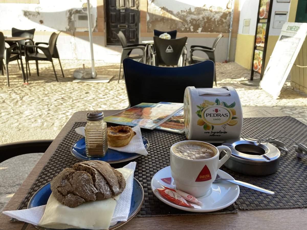 After a long silence here, #HuntforCoffee at cafe #QuenteQuentinho in #Ferragudo that has a very interesting coffee: Super citrusy and floral, made a little to hot, but that weirdly reminds me of special batch slow pour filters I’ve tried. C:3 F:4 A:5