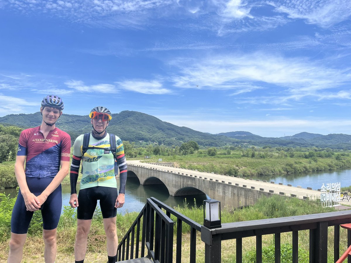 Day 1 Seoul - Busan cross-country bike ride.
From Seoul to Chungju (160 km)
Beautiful scenery. Here at Binae sum.