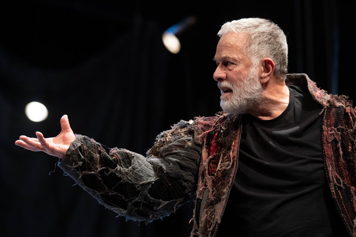 Piccolo_Teatro's tweet photo. #GabrieleLavia torna al capolavoro di #Shakespeare, questa volta nei panni di #ReLear: il sovrano che sceglie di dividere il regno fra le figlie, in base all’amore che dichiarano di provare per lui.

“Re Lear”
28 ottobre - 9 novembre | Teatro Strehler  ➝ https://t.co/BaPL1DfDKF https://t.co/A5Xy6LLd4j
