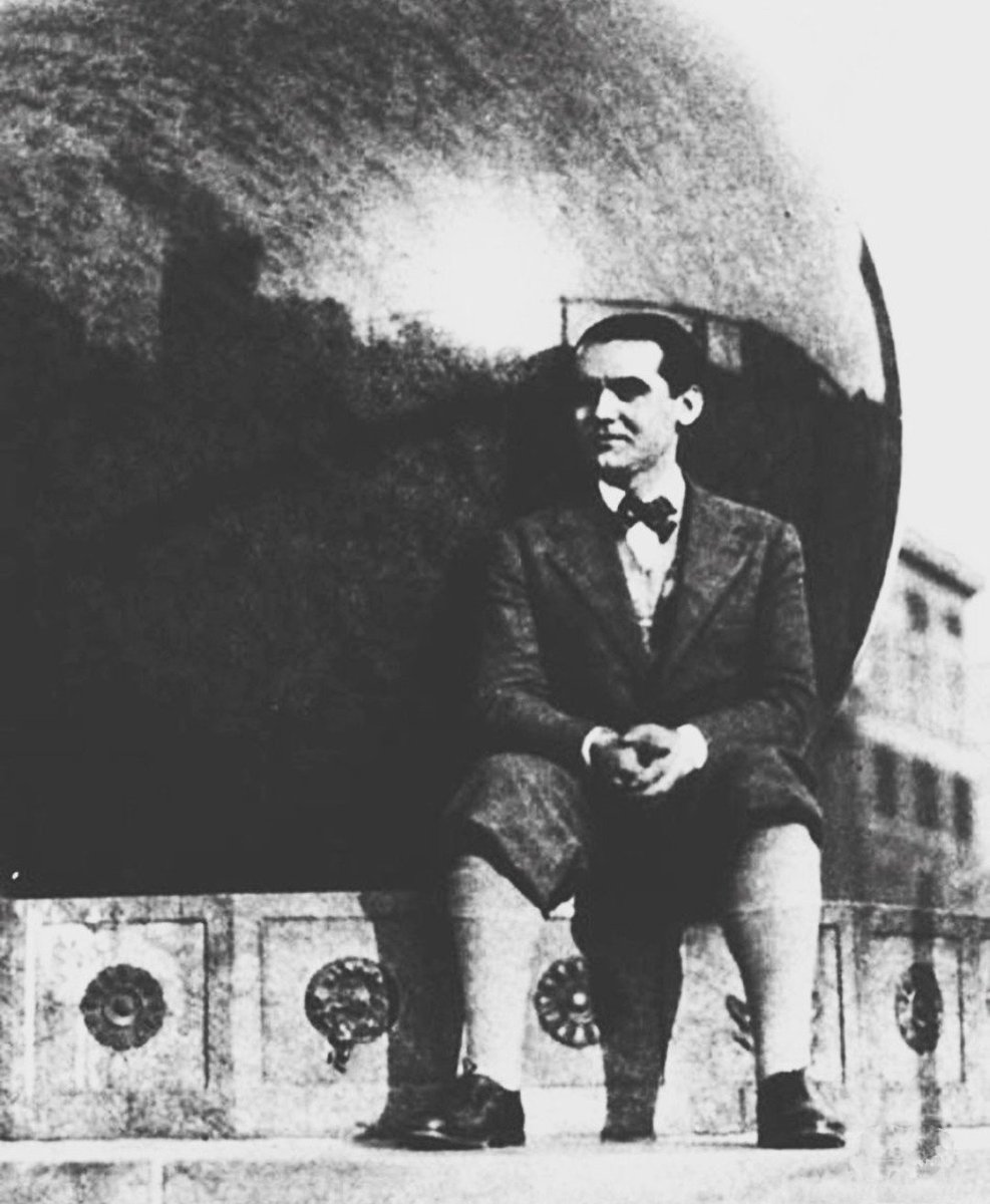 ¡Ay, que trabajo me cuesta
quererte como te quiero!
Por tu amor me duele el aire, 
el corazón y el sombrero.

¿Quién me compraría a mí 
este cintillo que tengo 
y esta tristeza de hilo blanco, 
para hacer pañuelos?

¡Ay, que trabajo me cuesta 
quererte como te quiero!

Lorca 🤍✨