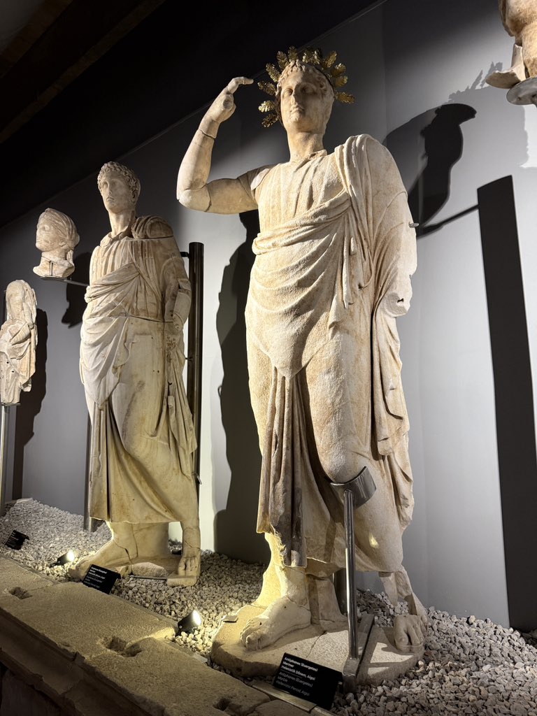 Manisa Arkeoloji Müzesi
Aigai Meclis Binası Salonu
29 Temmuz 2025

<a href="/aigaiantikkenti/">Aigai Antik Kenti</a> 
<a href="/kvmgm/">Kültür Varlıkları ve Müzeler Genel Müdürlüğü</a> 
<a href="/izmirbld/">İzmir Büyükşehir Belediyesi</a> <a href="/manisabsb/">Manisa Büyükşehir Belediyesi</a> 
<a href="/yunusemrebld/">T.C. Yunusemre Belediyesi 🇹🇷</a> <a href="/aliagabld1952/">Aliağa Belediyesi</a>